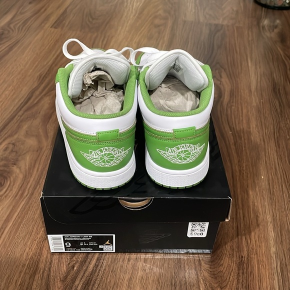Nike Air Jordan 1 Low SE MEN’s size 9 white/chlorophyl - Picture 5 of 6